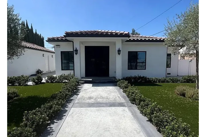 $1599 : Large Front house for rent🍄 image 1