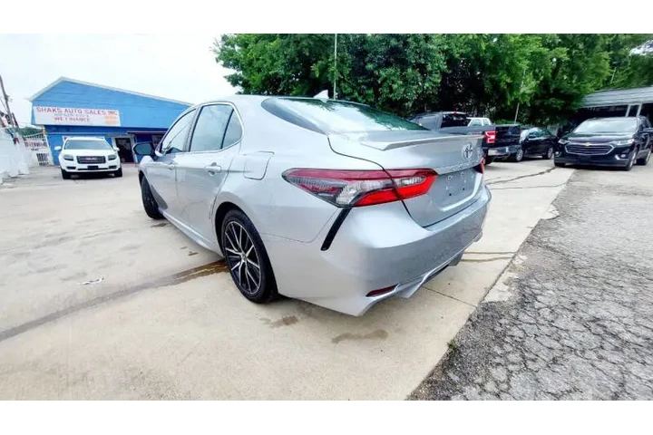 $15990 : 2022 Camry SE image 5