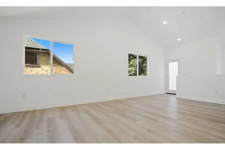 $2780 : 3bed and 2bath in Koreantown image 2