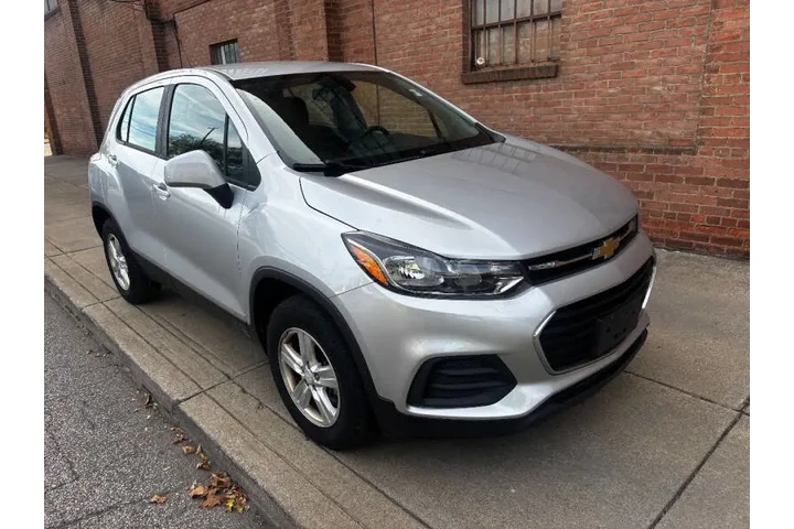 $9400 : 2018 Trax LS image 10