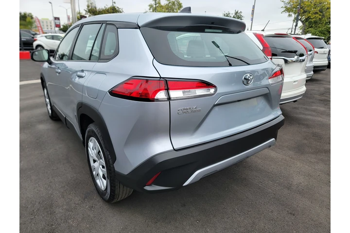 2020 Toyota RAV4 LE Sport Util image 3