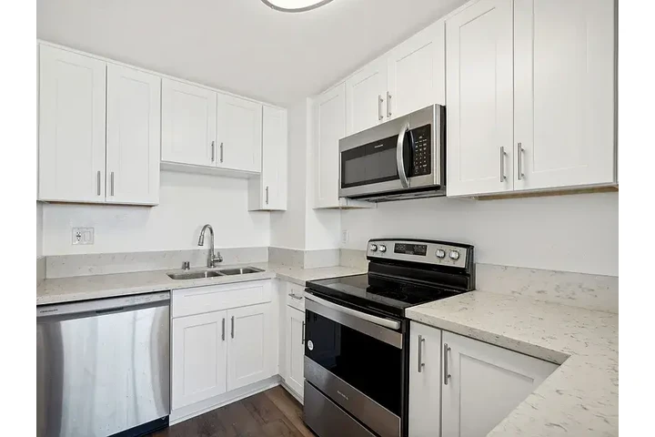 $2700 : Century Glen image 1