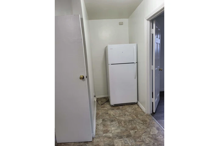 $895 : ROOM FOR RENT IN LONG BEACH image 3