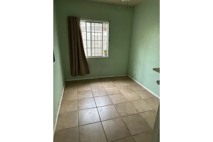 $650 : Se renta recamara image 1