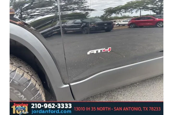 $31413 : GMC Acadia 2023 4x4 AT4 4dr image 4