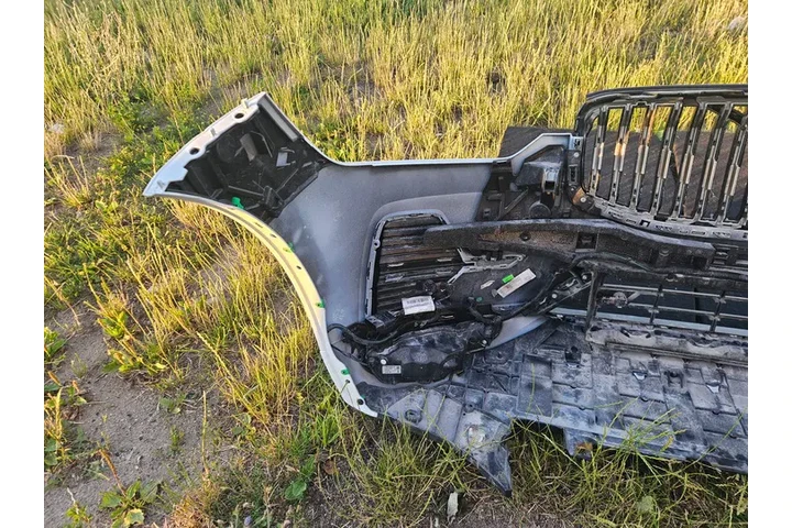 $1500 : BUMPER FRONT VOLVO XC60 II image 6
