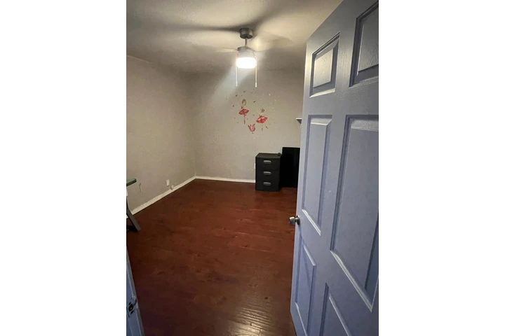 $1000 : Cuarto de renta image 2