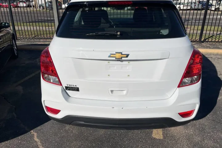 2017 Trax LS image 3