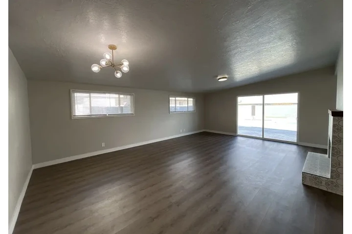 $950 : Lovely modern Spacious home image 3