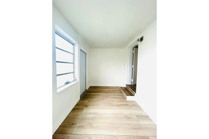 $800 : Spacious and renovated 2 bed image 6