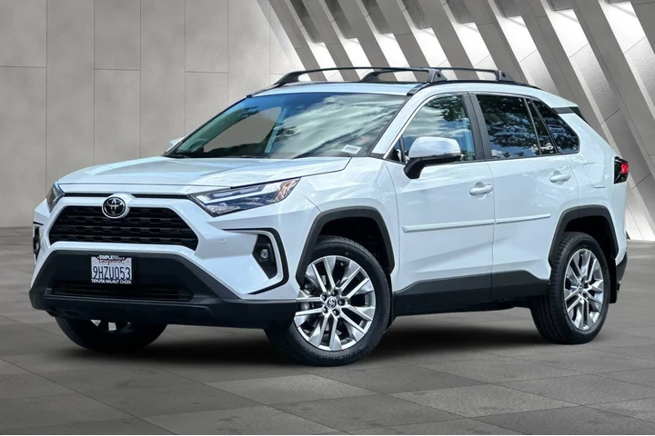 $33500 : Toyota RAV4 2023 AWD XLE Pre image 2