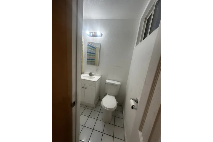 $1250 : Cuarto con baño image 4