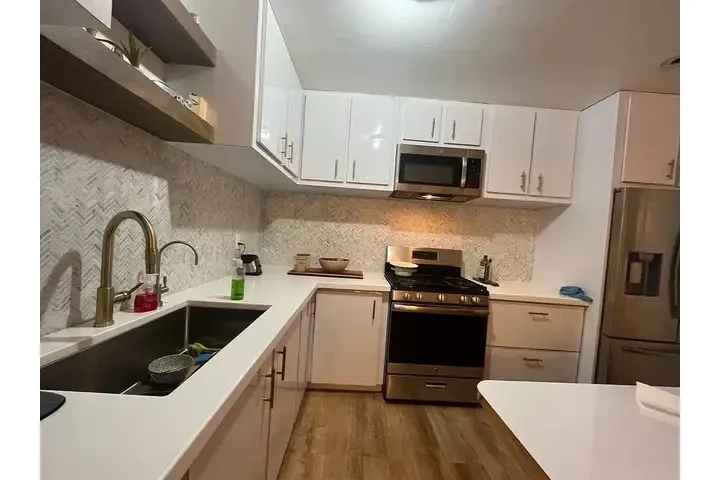 $1800 : MOVE IN READY ASAP🏠maywood💚 image 3