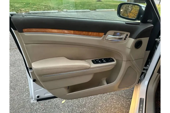 $11990 : 2014 300 C image 9