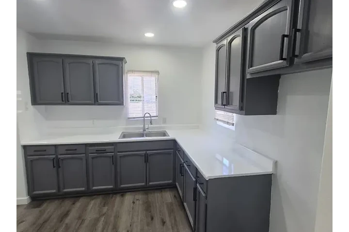 $1550 : Large Front house for rent🍄 image 1