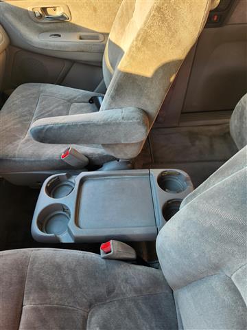 $2600 : Honda 2002 odyssey image 6