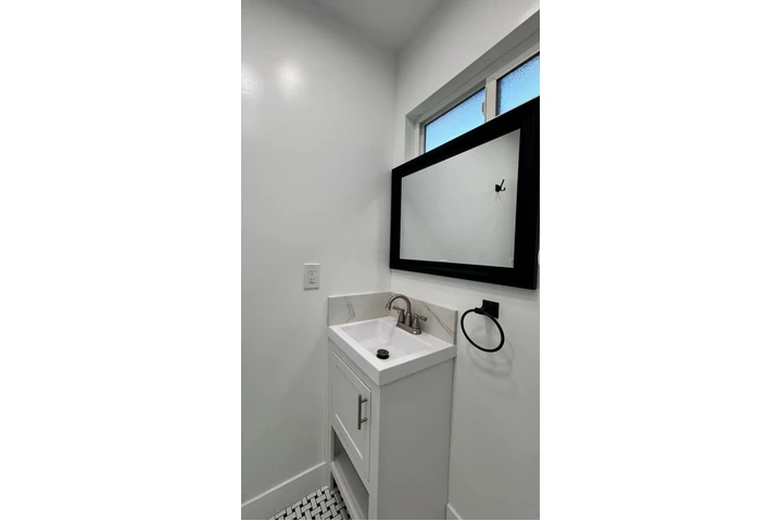 $1100 : Cuarto con entrada privada image 2