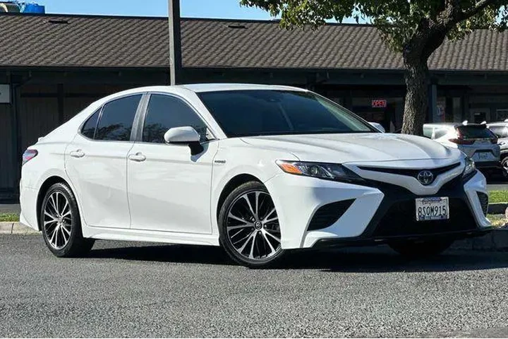 $20338 : Toyota Camry Hybrid 2020 SE image 2