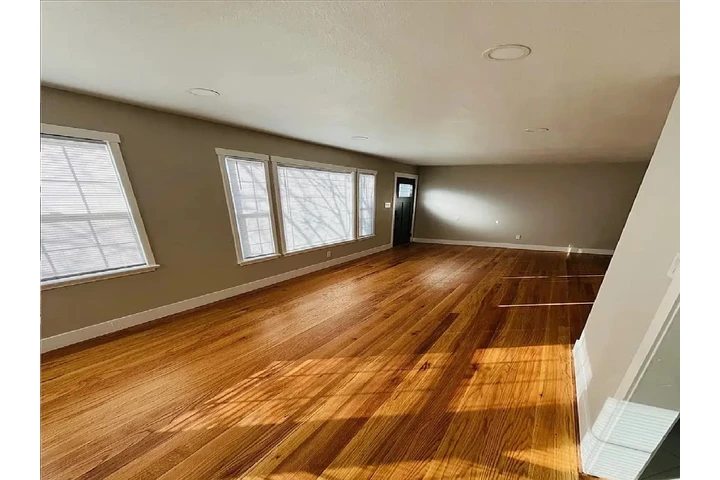 $980 : beautifully updated bedroom image 2
