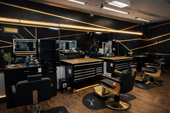 BARBERO CON NIVEL DINERO AQUÍ image 1