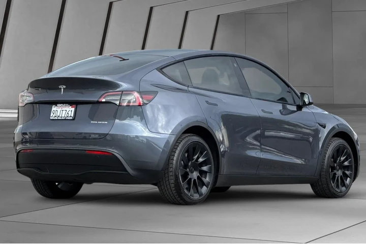$27900 : Tesla Model Y 2022 AWD Long image 4