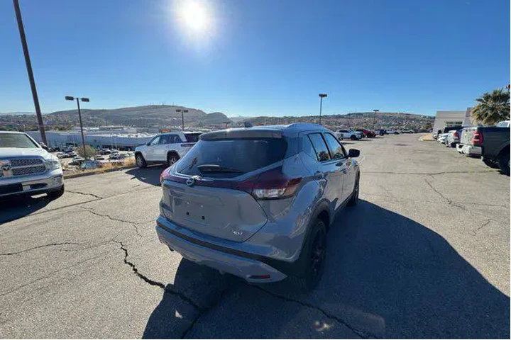 $19500 : Nissan Kicks 2024 SV 4dr Cro image 5