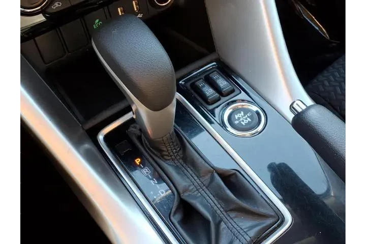 $19989 : Mitsubishi Eclipse Cross 202 image 8