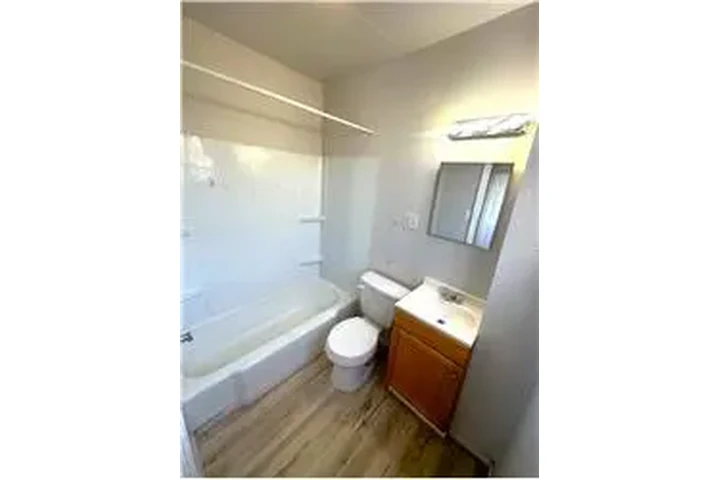 $525 : Rental property with 2 bedro image 5