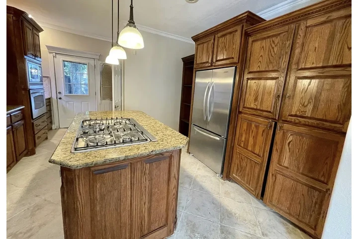 $900 : Beautiful hardwood floor home image 5