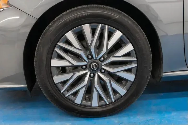 $23520 : Nissan Altima 2024 2.5 SV 4d image 2