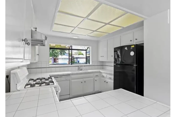 $2435 : 3 Bedroom House in Los Angeles image 5