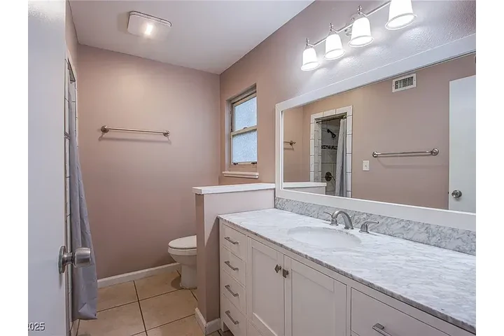 $900 : Charming SINGLE-STORY 3-Bedroo image 10