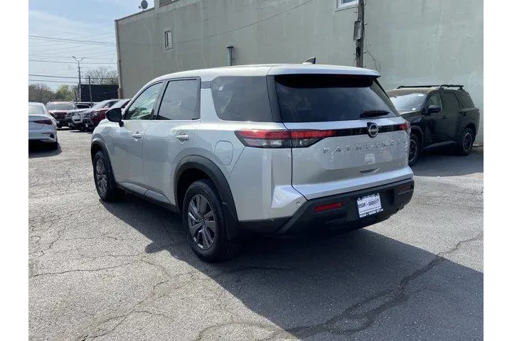 $28487 : Nissan Pathfinder 2024 AWD S image 6