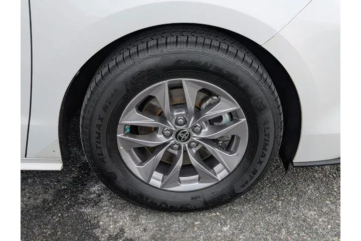 $26980 : Toyota Sienna 2021 LE 8-Pass image 9