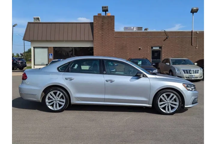 $14975 : 2019 Passat Wolfsburg image 4