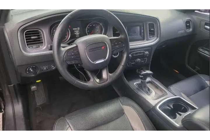 2015 Charger SE image 4