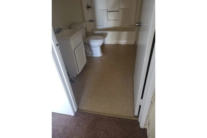 $1400 : 0/1 140 e. Manchester ave. image 3