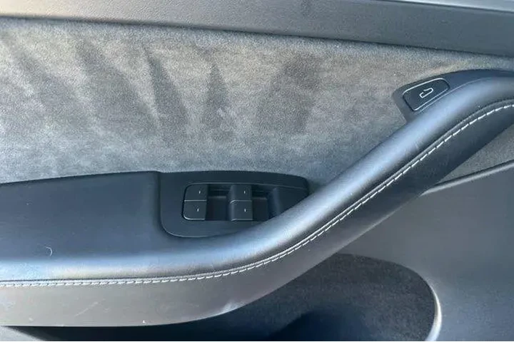 $32976 : Tesla Model Y 2023 AWD 4dr C image 8