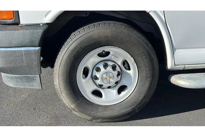 $32484 : Chevrolet Express 2022 2500 image 10