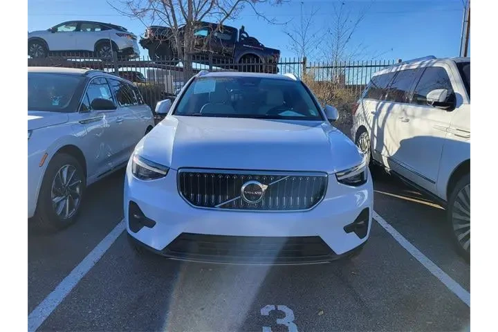 $33358 : Volvo XC40 2025 AWD B5 Plus image 2
