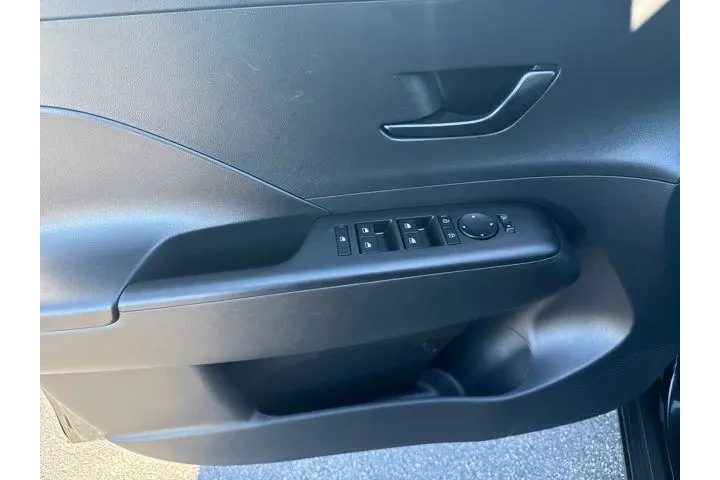 $22990 : Hyundai KONA 2024 SEL 4dr Cr image 9