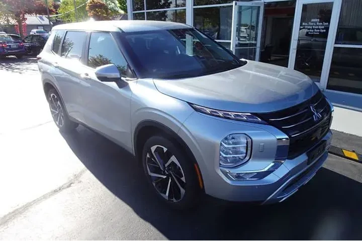 2024 Outlander image 9