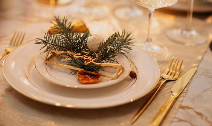 Platos y cubiertos con tema navideño
