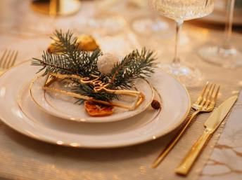 Platos y cubiertos con tema navideño