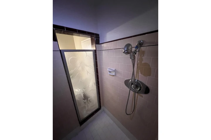 $975 : Garaje Remodelado con baño image 6
