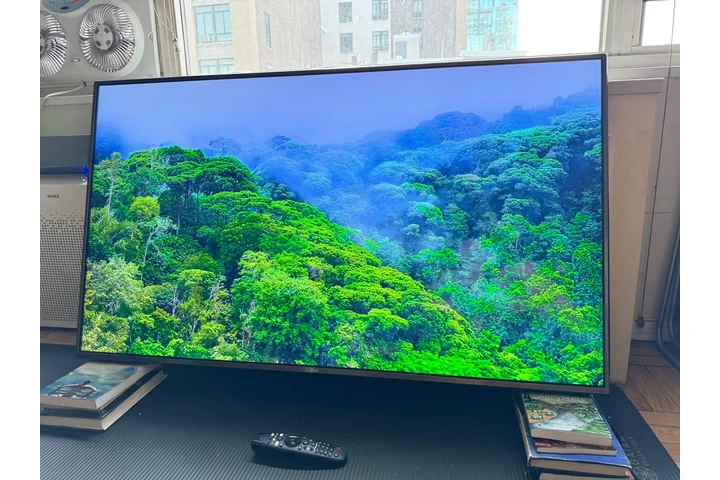 $200 : SMART TV 4K 55 IN BEARELY USED image 2