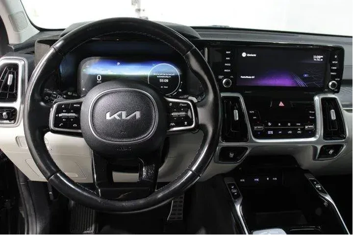 $27892 : Kia Sorento Plug-In Hybrid 2 image 8