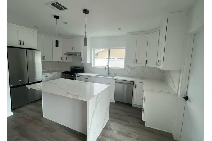 $2200 : 2 Bedroom Home in Los Angeles image 3