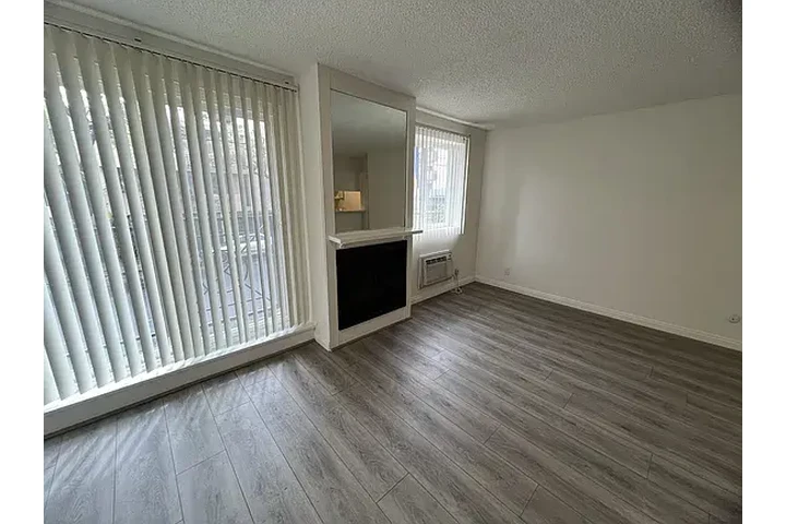 $2000 : 2 Bed 2bath image 3