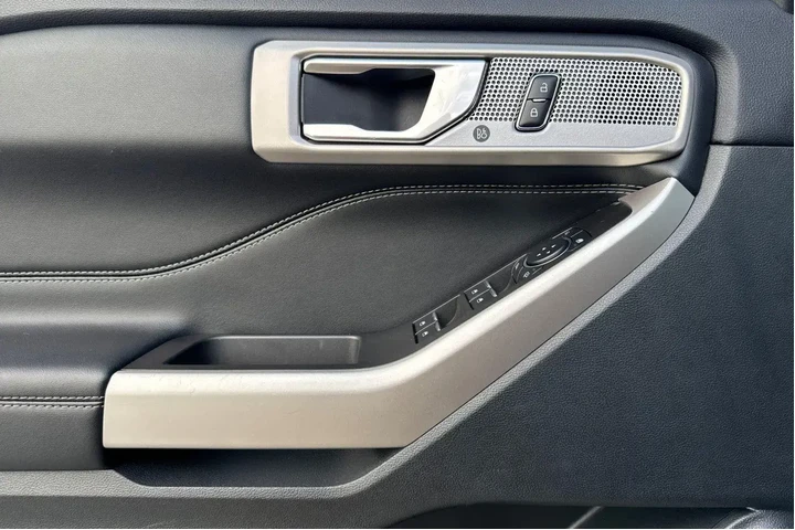 $33120 : Ford Explorer 2023 AWD XLT 4 image 9